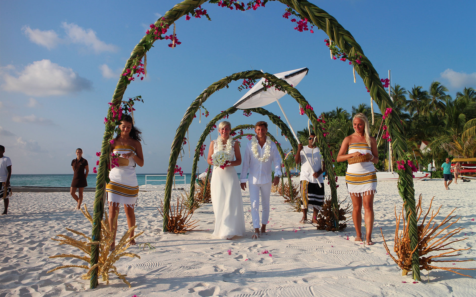 Невеста тур на русском. Свадебная церемония на Мальдивах. Свадебный тур. Арка на Мальдивах Свадебная. Свадебный тур на Мальдивы.