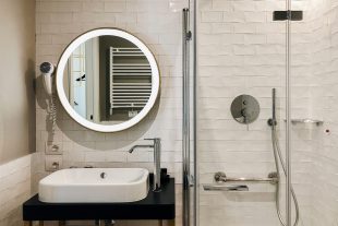 Deluxe Room Bathroom | Hotel Tritone Venice Mestre