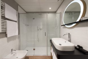 Deluxe Bathroom | Hotel Tritone Venice Mestre