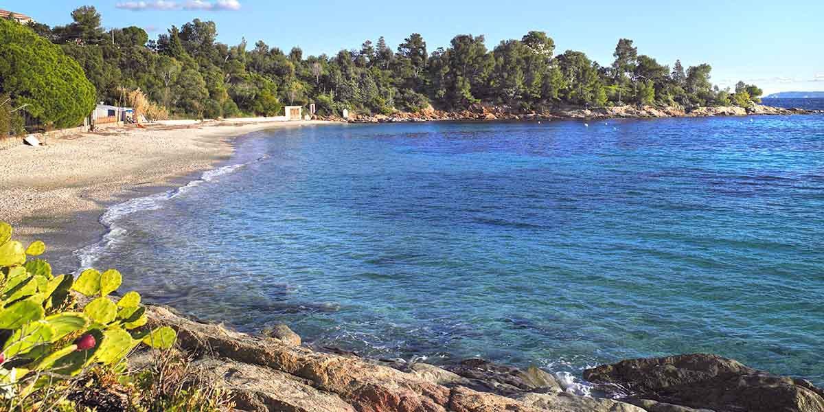 The beach Le Lavandou Hotel - Hôtel de la Fossette overlooking the ...