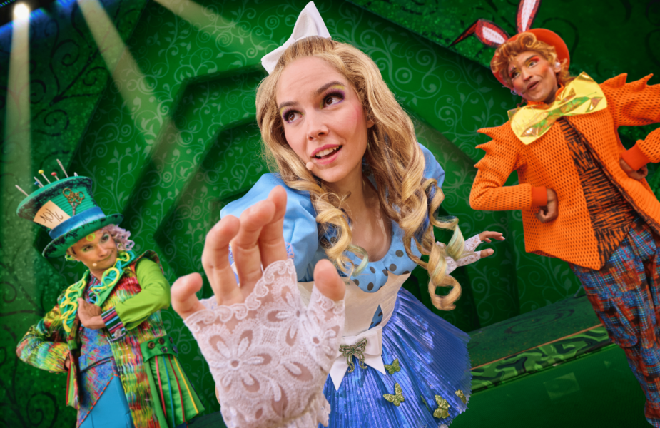 alice-the-queen-of-hearts-back-to-wonderland