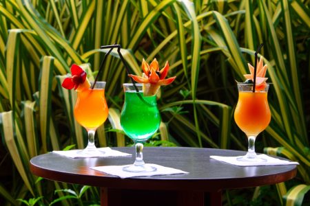 Cocktails au Bar la Paillote du Carayou Hotel & SPA