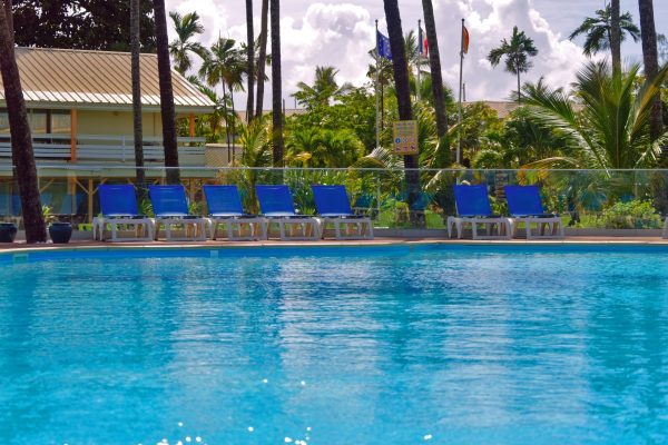 Piscines et palmiers avec vue Carayou Hotel & Spa - Les trois îlets - Martinique
