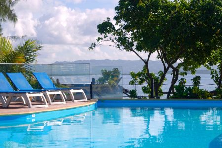 Piscine aux Trois Îlets avec vue sur la mer - Carayou Hotel & SPA