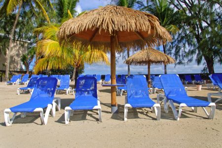 Chaises longues et Parasols sur la plage à la pointe du bout - Martinique