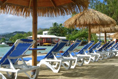 Chaises de relaxation et Parasols sur la plage du Carayou sur la Pointe du Bout