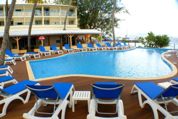 Piscine et transat - Carayou Hotel & Spa - La Pointe du Bout - Martinique