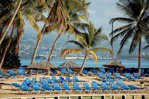 plage privée et chaises longues - Carayou Hotel & Spa - La Pointe du Bout - Martinique