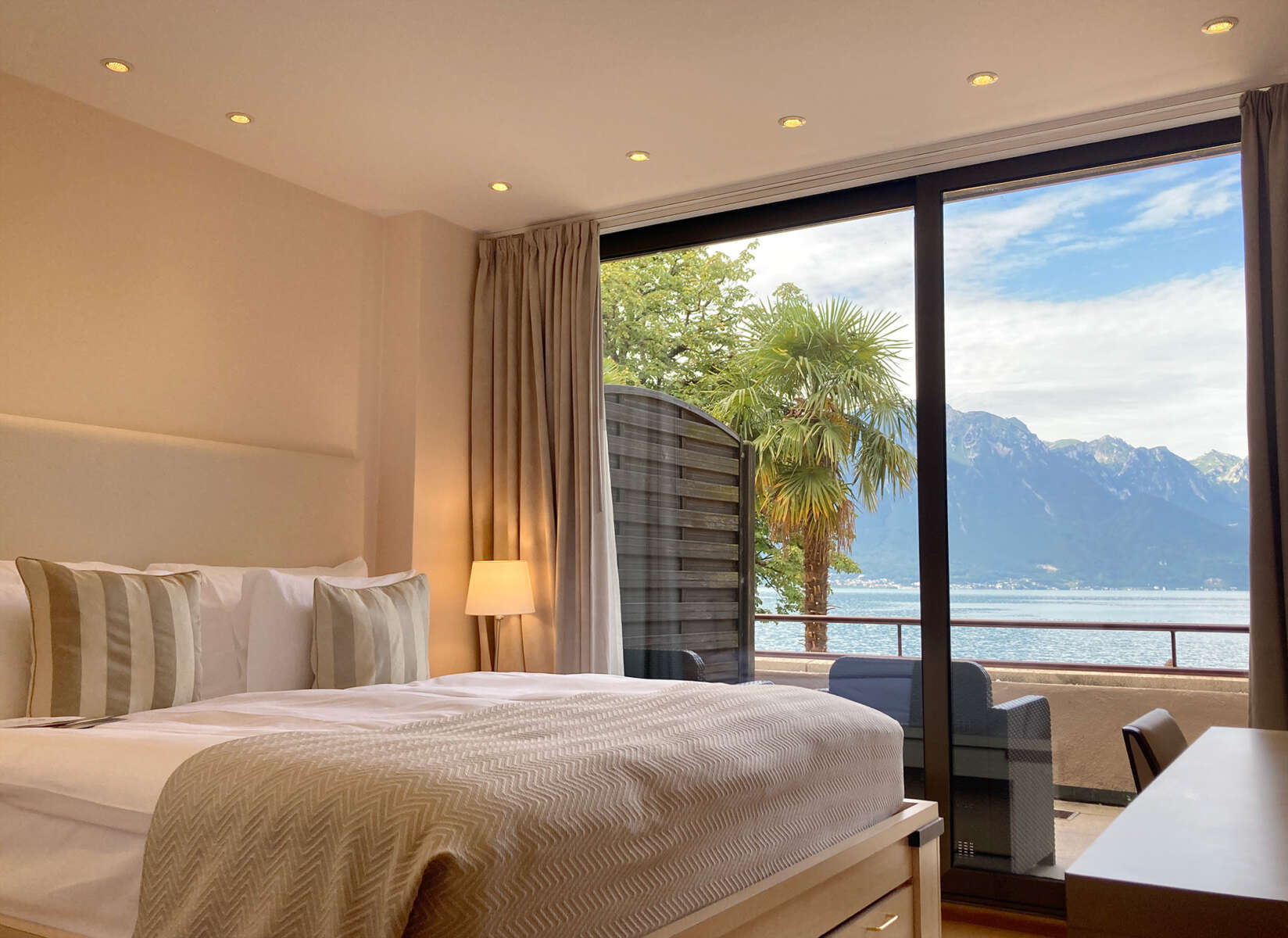 Rooms & Suites - White Junior Suite Montreux Hotel - Royal Plaza Montreux