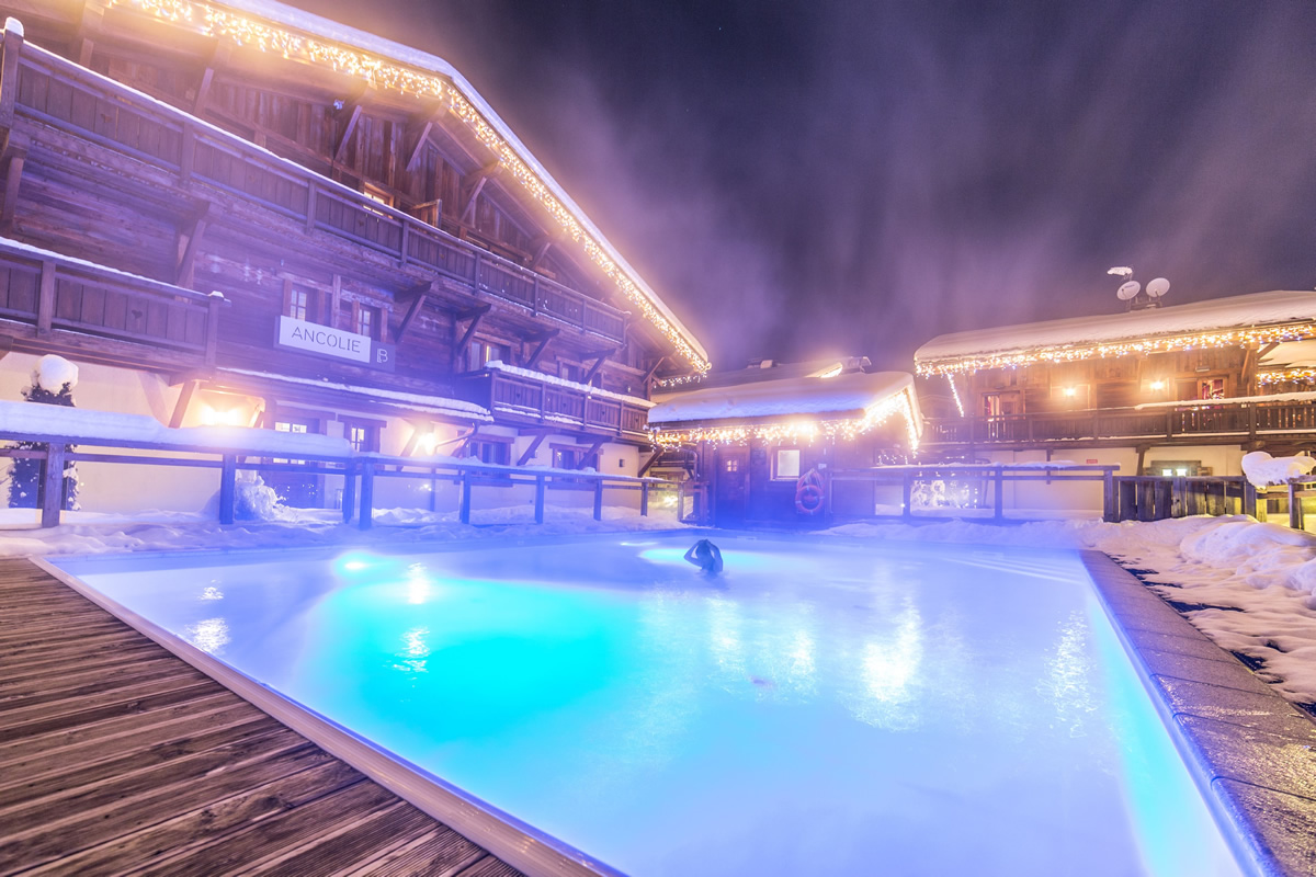 La piscine extérieure chauffée des Loges Blanches hôtel ****