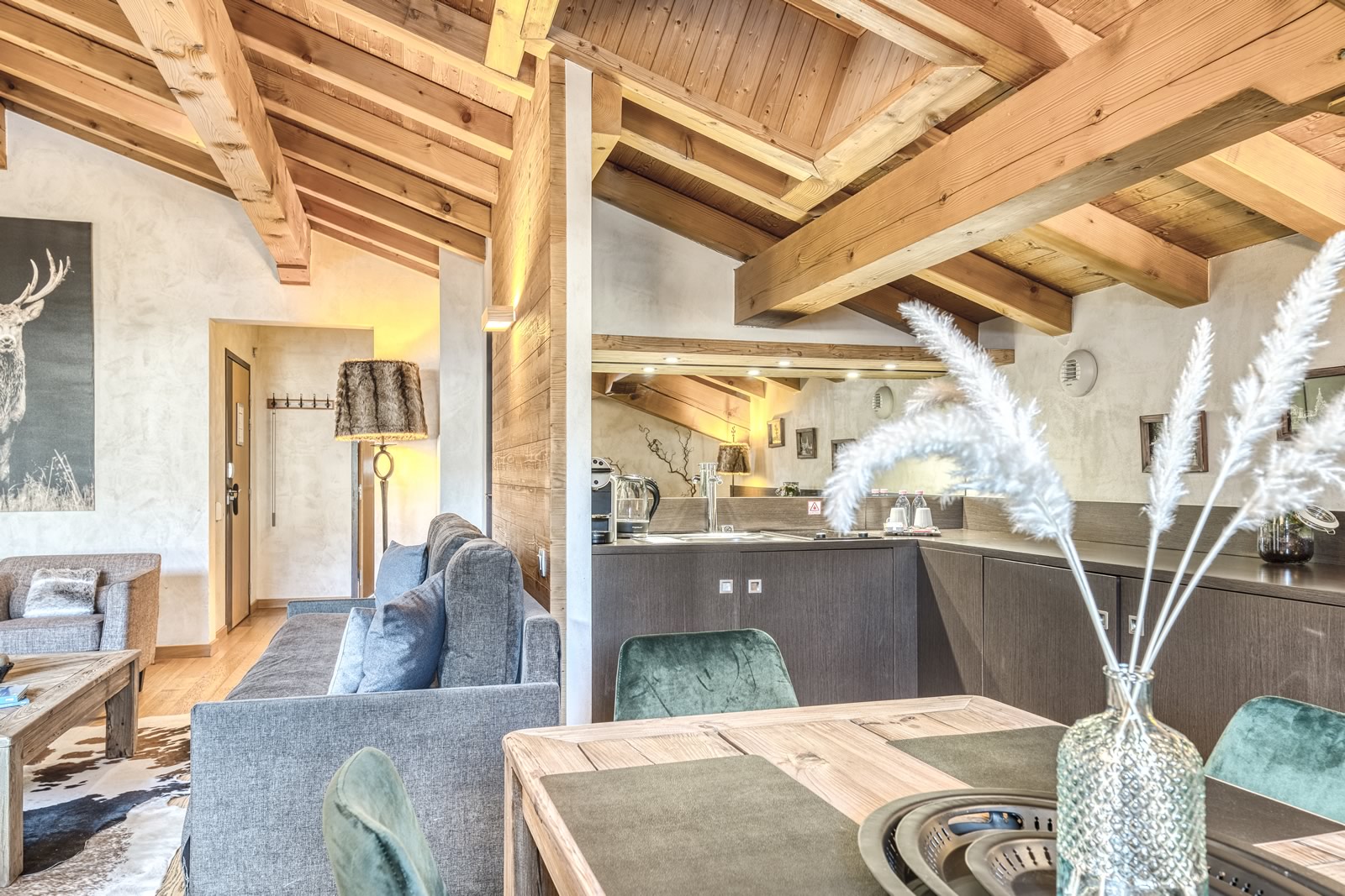 Suite avec cuisine équipée et salon hôtel Les Loges Blanches 4 étoiles Megève