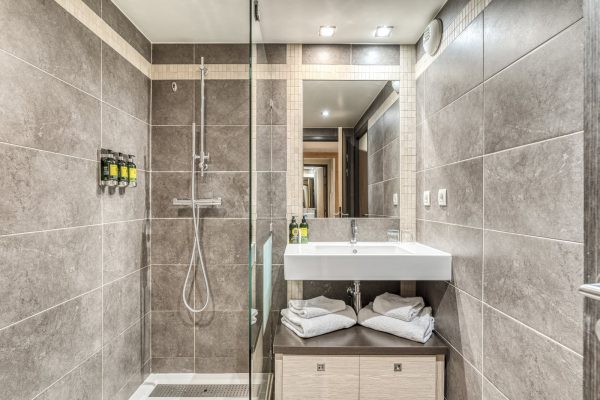 Salle de bain chambre double Les Loges Blanches hôtel 4 étoiles à Megève