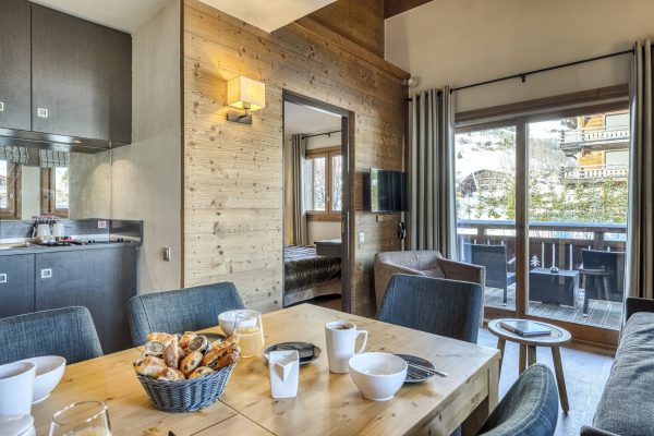 Suite de luxe avec salon terrasse cuisine Les Loges Blanches hôtel 4 étoiles à Megève
