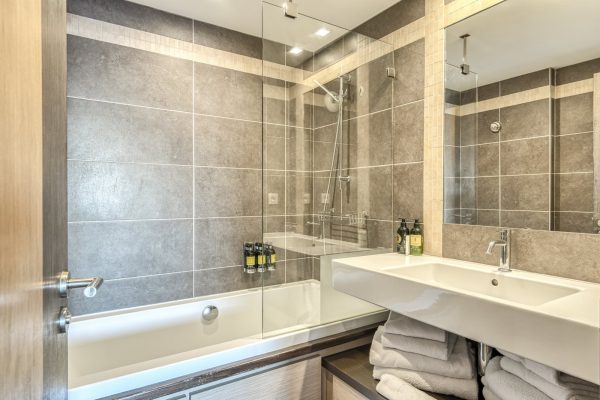 Salle de bain Suite mansarde Les Loges Blanches hôtel 4 étoiles à Megève