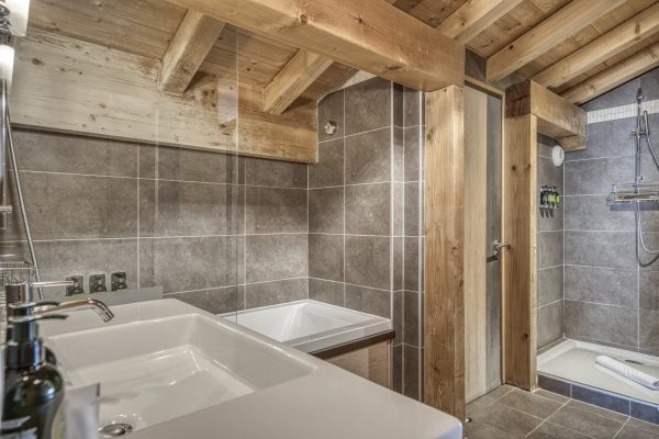 Salle de bain avec baignoire et douche Suite Privilège Les Loges Blanches Megève