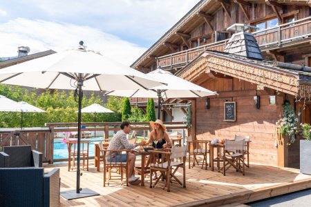 Les Loges Blanches 4 étoiles à Megève hameau savoyard restaurant bar terrasses spa piscine extérieure sauna