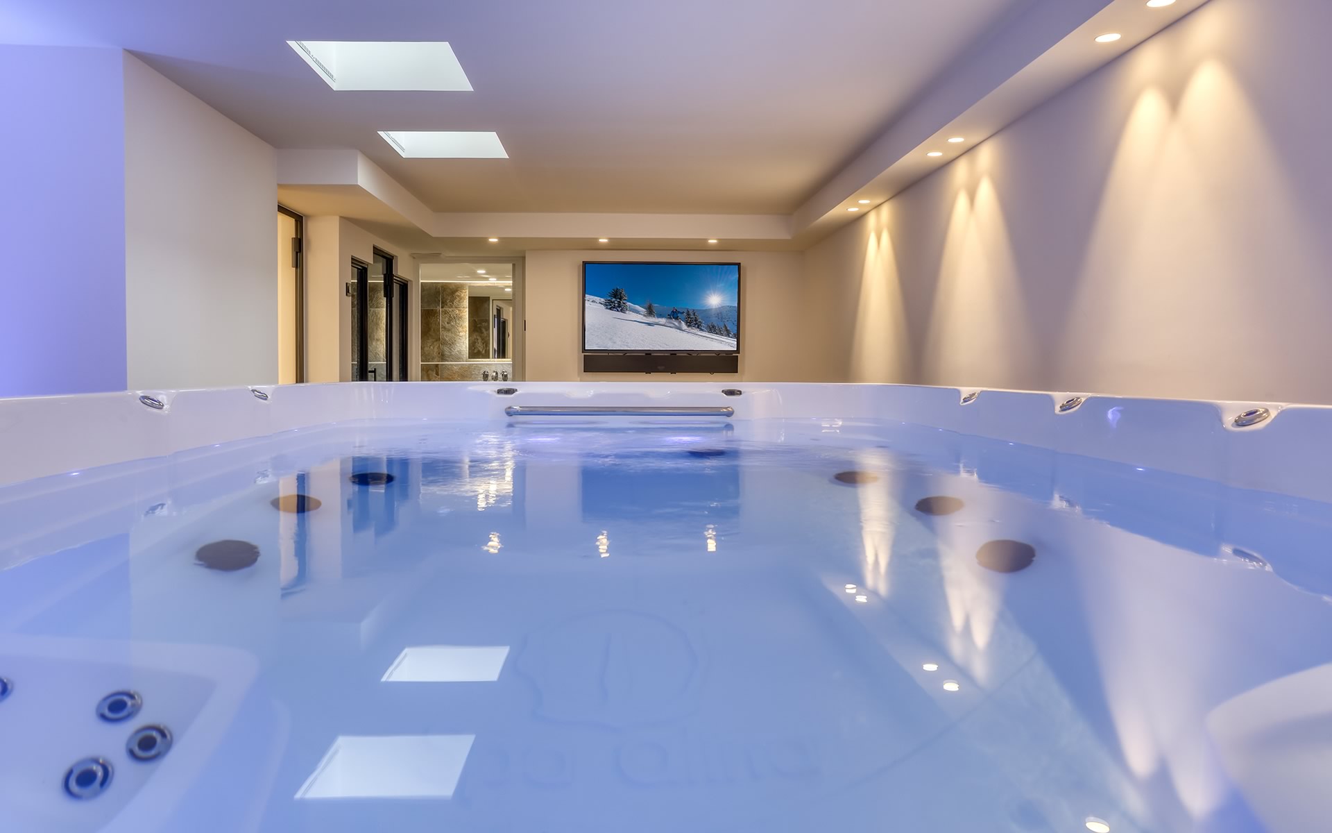 Spa de nage piscine jacuzzi Chalet de luxe à Megève