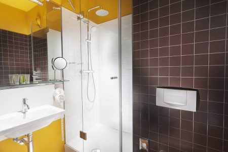 moderní hotelová koupelna
