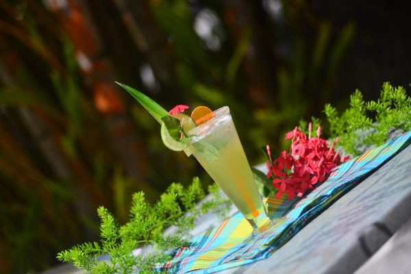 Touloulou Bar les pieds dans l'eau au Gosier - Hotel Fleur d'épée - Guadeloupe - Hotel Fleur d'épée